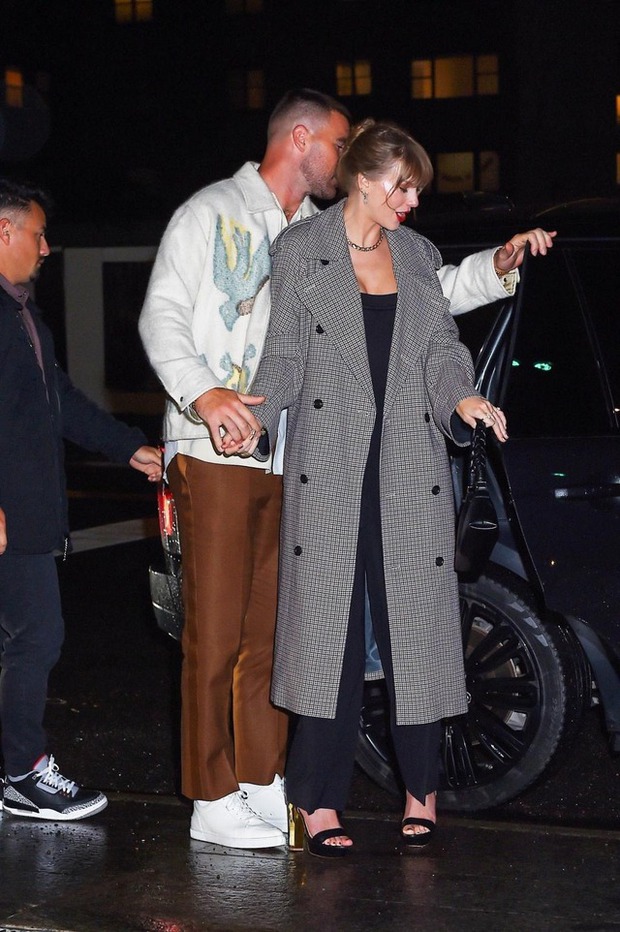 BOM TẤN: Taylor Swift gợi cảm nắm tay tình tứ, xuất hiện khoe hình với bạn trai cầu thủ cùng tuổi!