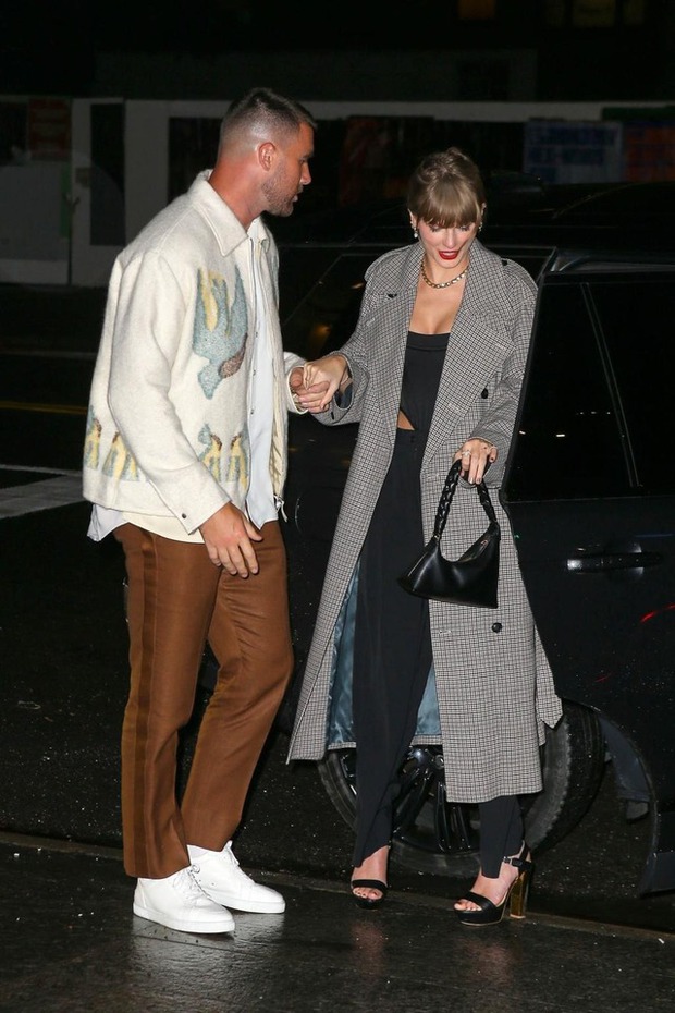 BOM TẤN: Taylor Swift gợi cảm nắm tay tình tứ, xuất hiện khoe hình với bạn trai cầu thủ cùng tuổi!
