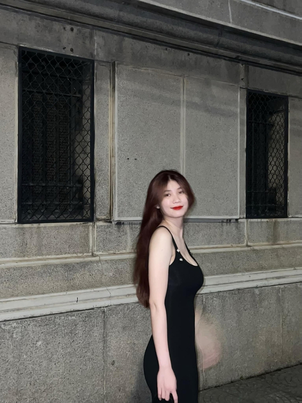 Cầu thủ U19 nữ Việt Nam gây chú ý với thân hình thon gọn, nhỏ nhắn hút hồn người xem