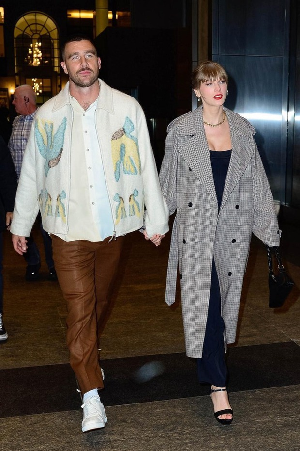 BOM TẤN: Taylor Swift gợi cảm nắm tay tình tứ, xuất hiện khoe hình với bạn trai cầu thủ cùng tuổi!