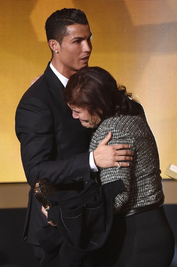 Mẹ Ronaldo vỡ òa hạnh phúc khi chứng kiến con trai được vinh danh trước hàng vạn khán giả