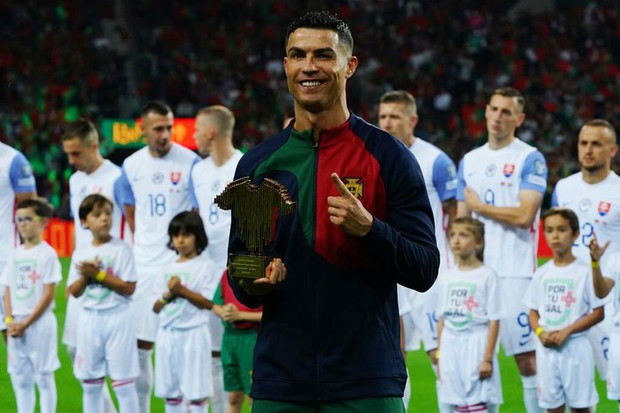 Mẹ Ronaldo vỡ òa hạnh phúc khi chứng kiến con trai được vinh danh trước hàng vạn khán giả