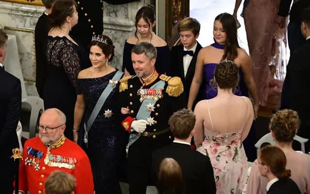 Vị vua tương lai của Đan Mạch tròn 18 tuổi, tổ chức tiệc khủng quy tụ hàng loạt thành viên hoàng gia khắp châu Âu - Ảnh 6.