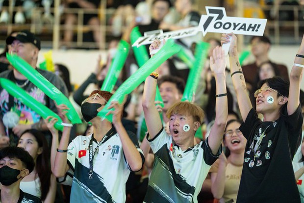 Tuyển thủ P Esports vỡ òa hạnh phúc, làm nên lịch sử tại Yomost VFL Summer 2023