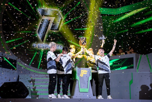 Tuyển thủ P Esports vỡ òa hạnh phúc, làm nên lịch sử tại Yomost VFL Summer 2023