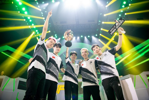 Tuyển thủ P Esports vỡ òa hạnh phúc, làm nên lịch sử tại Yomost VFL Summer 2023