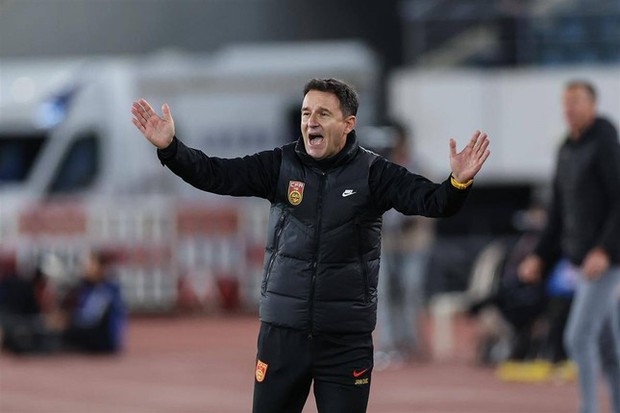 Bất ngờ! Tiền đạo tuyển Trung Quốc gây sốc với phản pháo khi bị CĐV chỉ trích