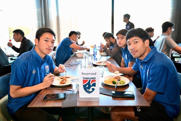 Cầu thủ bị sở khanh, CĐV nổi giận với Liên đoàn bóng đá Thái Lan