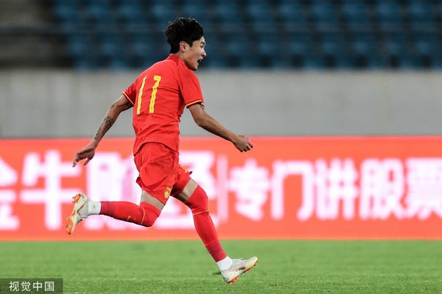 Bất ngờ! Tiền đạo tuyển Trung Quốc gây sốc với phản pháo khi bị CĐV chỉ trích