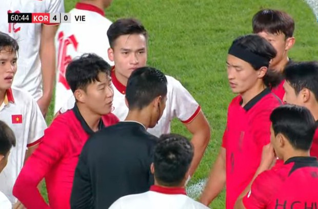 Bùi Hoàng Việt Anh gây sốc với thẻ đỏ với Son Heung-min: Chân sút Việt Nam tạo tranh cãi lớn