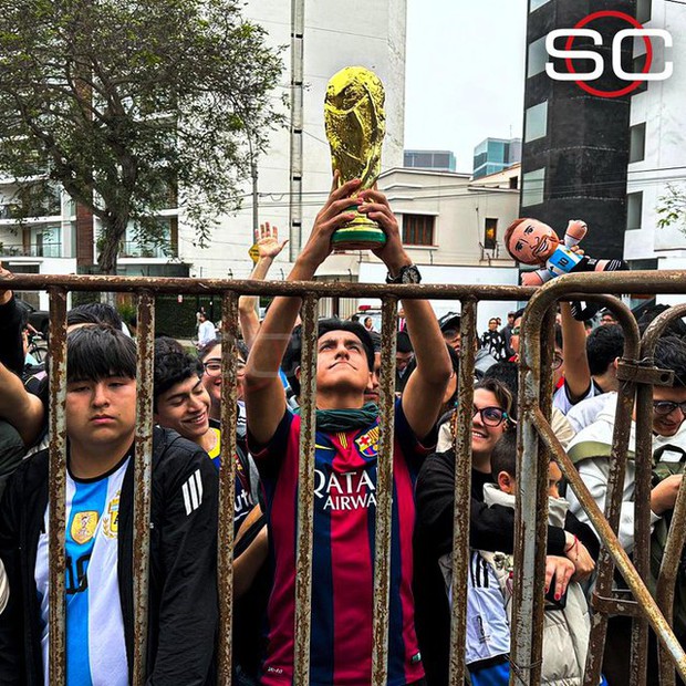 Siêu phẩm: Ngần ấy fan hân hoan đồng loạt tới đón Messi!