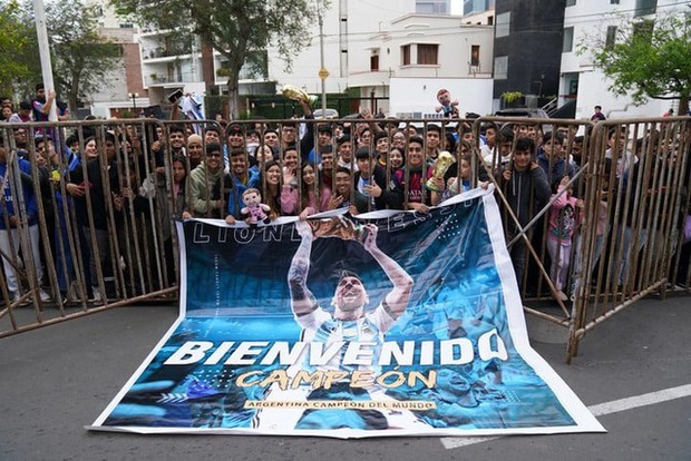 Siêu phẩm: Ngần ấy fan hân hoan đồng loạt tới đón Messi!