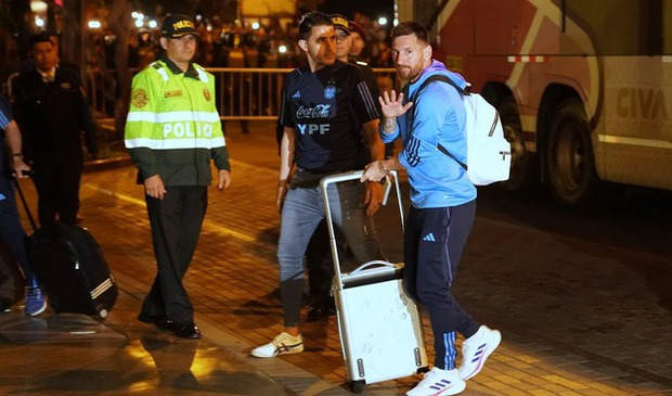 Siêu phẩm: Ngần ấy fan hân hoan đồng loạt tới đón Messi!