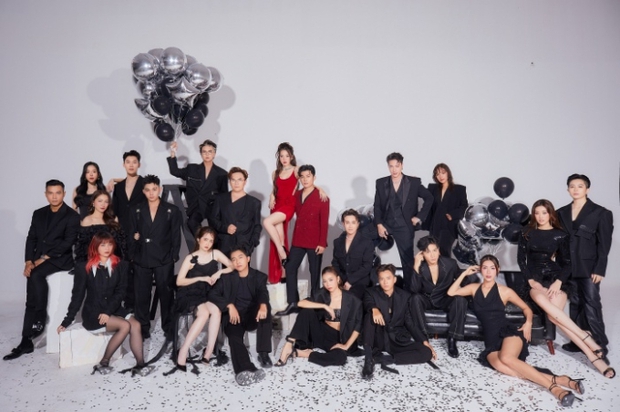 Dàn sao náo động tại bộ ảnh cưới Puka - Gin Tuấn Kiệt: Hoà Minzy - Khánh Vân rực rỡ, chú rể ôm vợ siết chặt