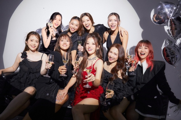 Dàn sao náo động tại bộ ảnh cưới Puka - Gin Tuấn Kiệt: Hoà Minzy - Khánh Vân rực rỡ, chú rể ôm vợ siết chặt