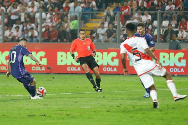 Siêu sao Messi trở lại với màn tỏa sáng chói lọi, khiến CĐV đối phương không thể rời mắt