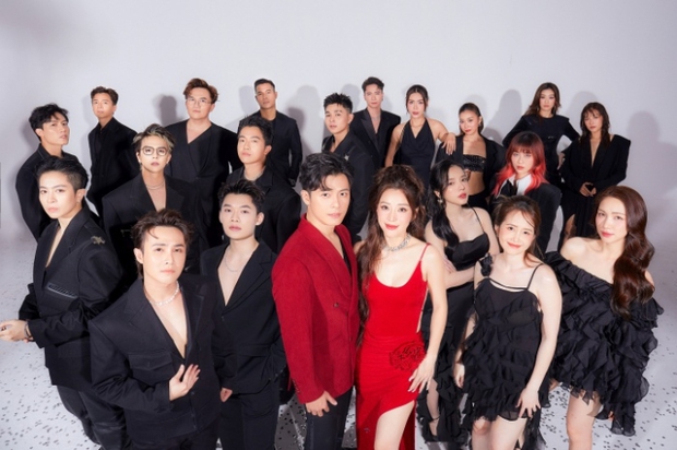 Dàn sao náo động tại bộ ảnh cưới Puka - Gin Tuấn Kiệt: Hoà Minzy - Khánh Vân rực rỡ, chú rể ôm vợ siết chặt