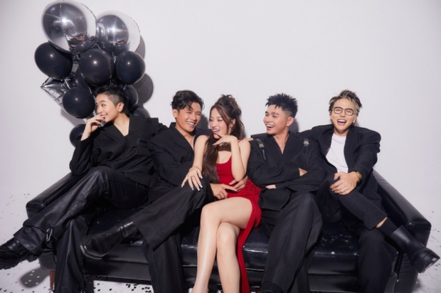 Dàn sao náo động tại bộ ảnh cưới Puka - Gin Tuấn Kiệt: Hoà Minzy - Khánh Vân rực rỡ, chú rể ôm vợ siết chặt