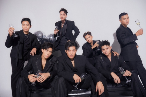 Dàn sao náo động tại bộ ảnh cưới Puka - Gin Tuấn Kiệt: Hoà Minzy - Khánh Vân rực rỡ, chú rể ôm vợ siết chặt