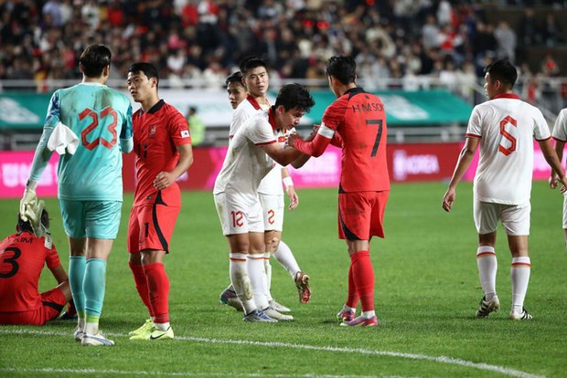 Sau trận thua đậm, các cầu thủ Việt Nam vẫn khiến fan Hàn Quốc phải tấm tắc khen - Ảnh 1.