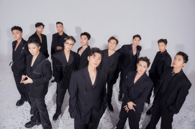 Dàn sao náo động tại bộ ảnh cưới Puka - Gin Tuấn Kiệt: Hoà Minzy - Khánh Vân rực rỡ, chú rể ôm vợ siết chặt