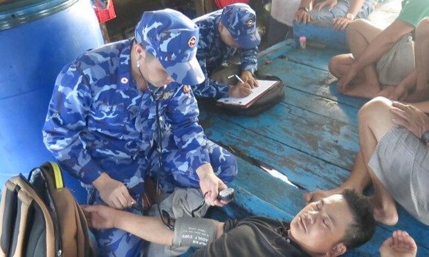 Trưa mai, 80 ngư dân trên 2 tàu chìm được cứu vớt về đến đất liền - Ảnh 1.