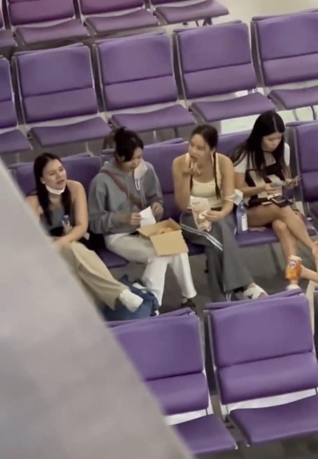 Cách siêu sao Kpop Lisa vi vu Việt Nam bình dị không ngờ: Ăn bánh mì giữa sân bay, bay hãng hàng không giá rẻ về Thái - Ảnh 4.