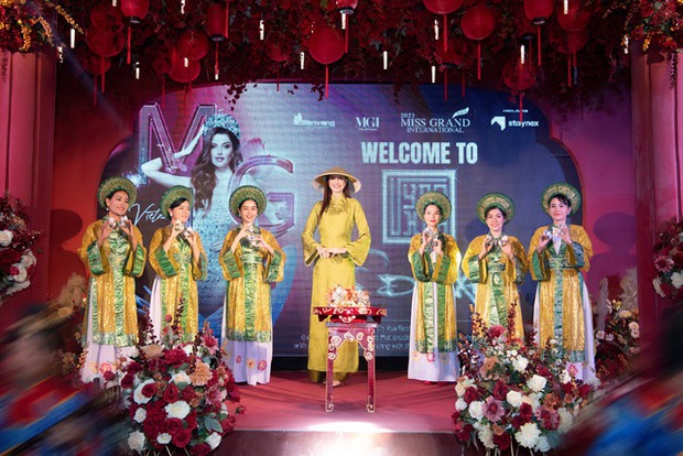 Dàn thí sinh Miss Grand International tại Huế: Lần đầu mặc áo bà ba đổ bánh xèo, Lê Hoàng Phương dừng bước phần thi này - Ảnh 6.