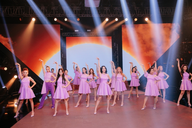 Biểu diễn nghệ thuật thần thái: 30 Nữ ca sĩ xinh đẹp định hình thời trang hùng dũng, phá vỡ giới hạn tuổi tác