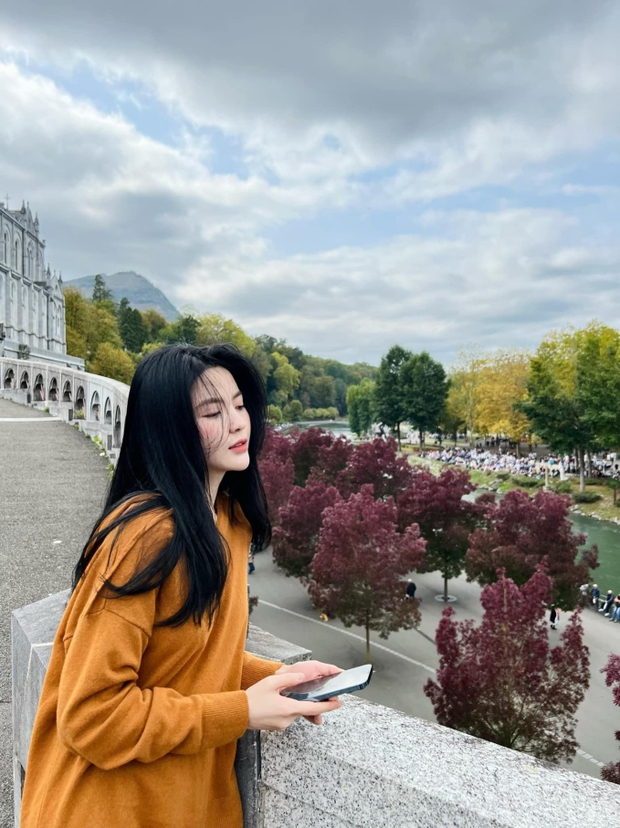 Quang Hải chăm chú xem livestream Chu Thanh Huyền và khiến fan hâm mộ không khỏi ghen tỵ