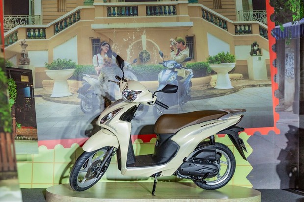 Honda Vision 2024 bản cổ điển cập bến đại lý, giá tăng chóng mặt - Ảnh 2.