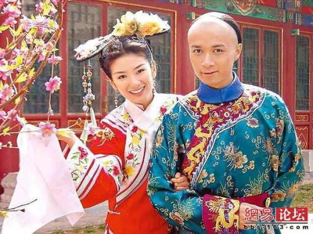 Tài tử Hoàn Châu Cách Cách trẻ mãi không già ở tuổi 51, rời xa màn ảnh sau lời thú nhận yêu thầm Triệu Vy - Ảnh 1.