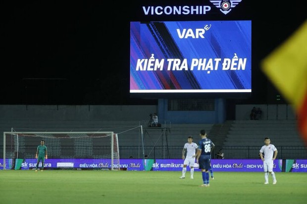 Lộ diện tin sốc từ HLV Chu Đình Nghiêm: VAR cần nhiều góc máy hơn để tránh lãng phí thời gian kiểm tra