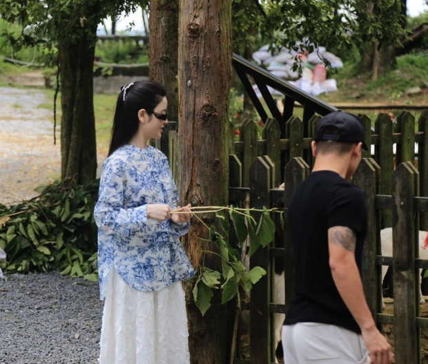 Quang Hải chăm chú xem livestream Chu Thanh Huyền và khiến fan hâm mộ không khỏi ghen tỵ