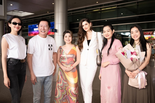 Sau bao lần vắng mặt nay Thùy Tiên đã chịu ra tận sân bay đón ông Nawat, động thái xoa dịu vị chủ tịch? - Ảnh 2. Sau bao lần vắng mặt nay Thùy Tiên đã chịu ra tận sân bay đón ông Nawat, động thái xoa dịu vị chủ tịch? - Ảnh 2.