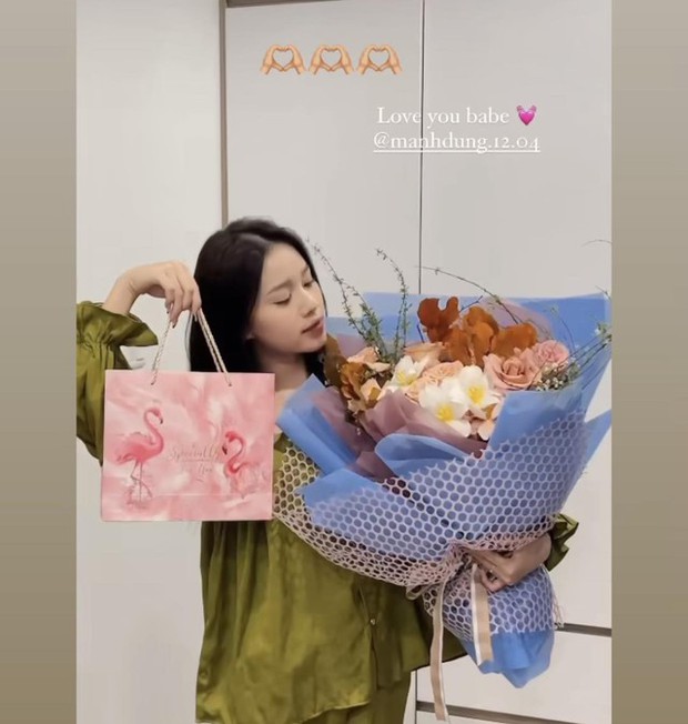 Cầu thủ đặc biệt 'đốt mắt' vợ và bạn gái chỉ trong 1 ngày