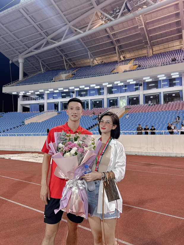 Tuyển thủ Việt Nam nổi tiếng mua 2 tỷ đồng ô tô siêu sang tặng vợ nhân ngày Phụ nữ