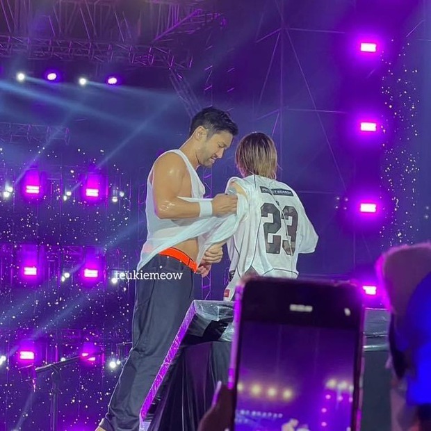 Bí mật đằng sau vụ việc Lee Teuk (Super Junior) vấp ngã trên sân khấu TPHCM: Fan phải ngỡ ngàng khi biết sự thật!