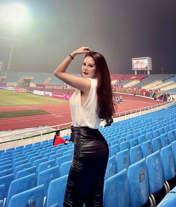 Tình yêu nồng cháy ba năm của chàng hoàng tử ĐT Việt Nam và người yêu quyến rũ