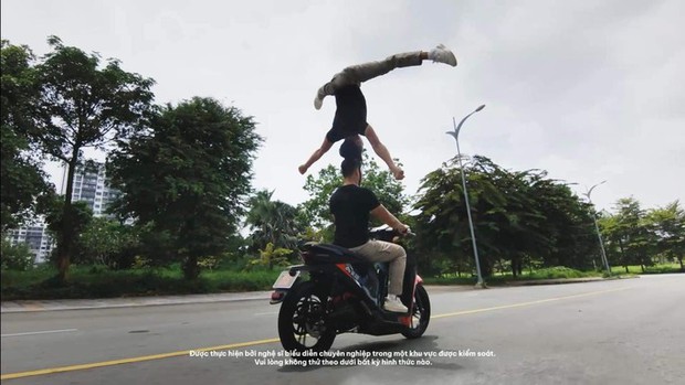 Mạng xã hội lan truyền những bức ảnh anh em nghệ sĩ xiếc Quốc Cơ - Quốc Nghiệp đang làm xiếc trên xe máy