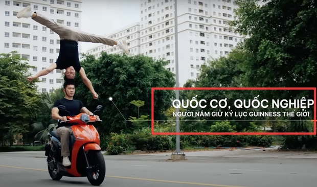 Nhãn hàng đã xoá clip sau khi công an vào cuộc xác minh vụ Quốc Cơ - Quốc Nghiệp chồng đầu đi xe máy - Ảnh 4.