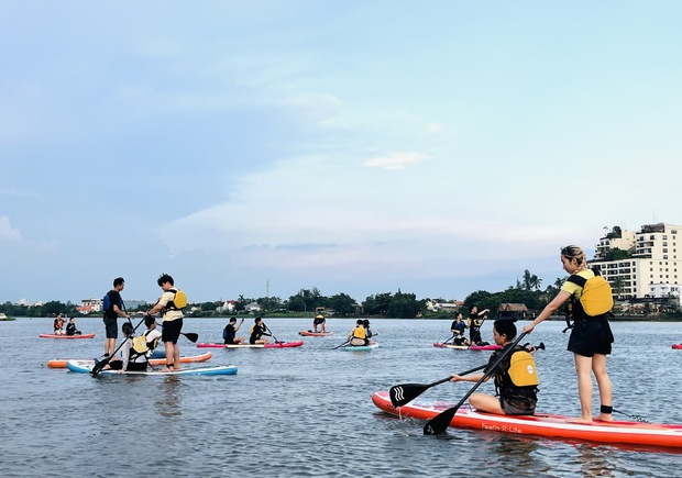 Trải nghiệm tour chèo SUP ngắm hoàng hôn trên sông Sài Gòn - Ảnh 7.