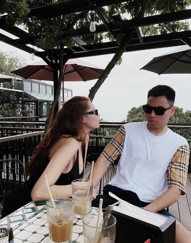 Tình yêu nồng cháy ba năm của chàng hoàng tử ĐT Việt Nam và người yêu quyến rũ