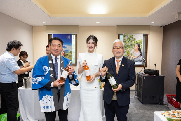 Á hậu Phương Nhi tung bước đầy tự tin trên sóng truyền hình Nhật Bản, lời tiên đoán trước chung kết Miss International