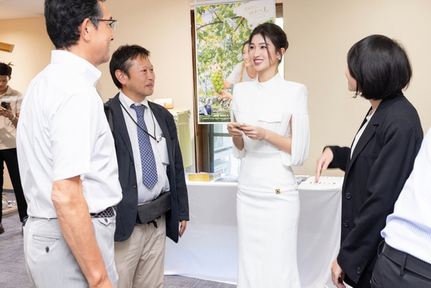 Á hậu Phương Nhi tung bước đầy tự tin trên sóng truyền hình Nhật Bản, lời tiên đoán trước chung kết Miss International