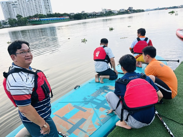 Trải nghiệm tour chèo SUP ngắm hoàng hôn trên sông Sài Gòn - Ảnh 4.