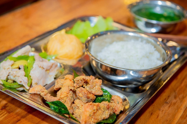 Một trường học ở Hà Nội gây bão vì bữa ăn quá chất lượng, bảo sao phụ huynh xếp hàng trắng đêm giành suất cho con vào lớp 1 - Ảnh 2.