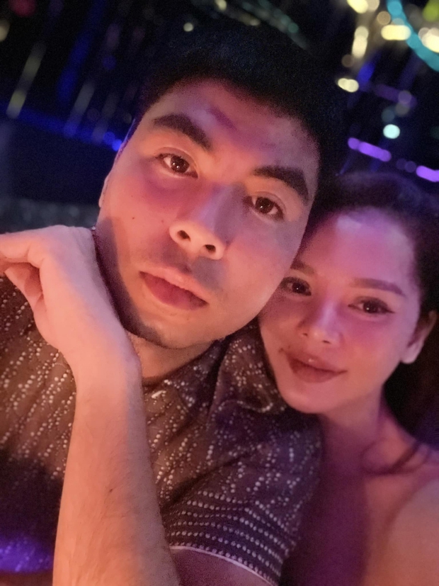 Tình yêu nồng cháy ba năm của chàng hoàng tử ĐT Việt Nam và người yêu quyến rũ