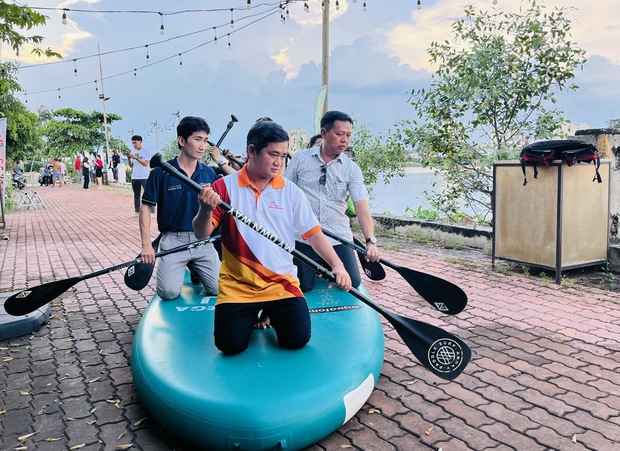 Trải nghiệm tour chèo SUP ngắm hoàng hôn trên sông Sài Gòn - Ảnh 3.