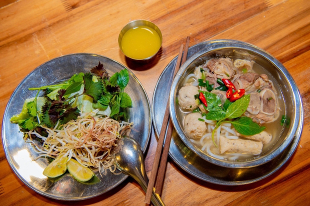Một trường học ở Hà Nội gây bão vì bữa ăn quá chất lượng, bảo sao phụ huynh xếp hàng trắng đêm giành suất cho con vào lớp 1 - Ảnh 1.